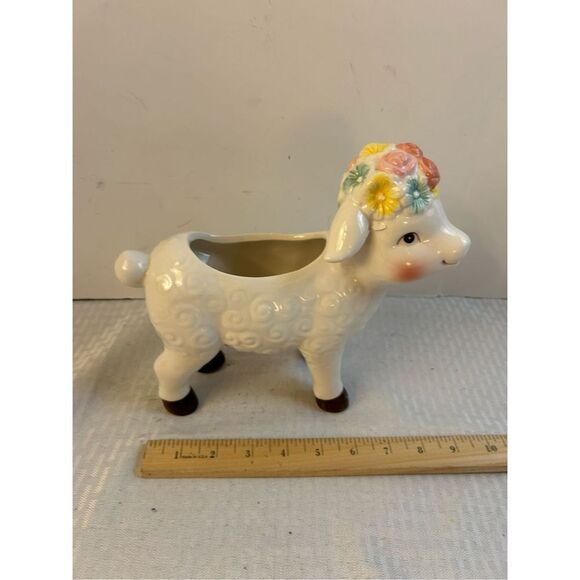 Easter Lamb statue planter 8"x9" - Picture 1 of 5